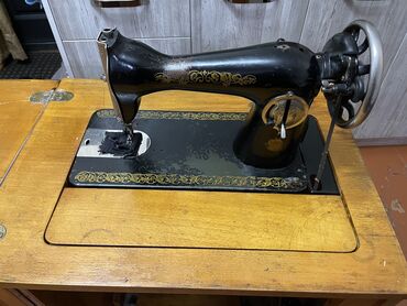 ручная швейная машинка старого образца: Швейная машина Вышивальная, Ручной