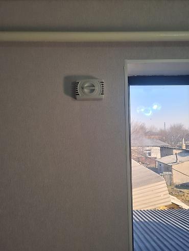 Техника орнотуу: Установка приточного клапана. Не требует электричества. В доме всегда — 1