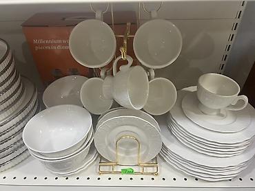 dish sets: Белый сервиз из тонкого фарфора с рельефным узором. Состав и — 1