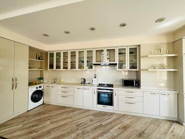 стол для растяжки спины: 4 комнаты, 128 м², Элитка, 7 этаж, Дизайнерский ремонт