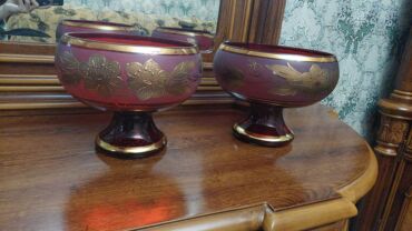 Satılır. Əla vəziyyətdə Təsvir: - Qırmızı rəngli, qızılı naxışlı 2