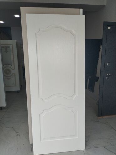 taxta evlər: Bu ağ rəngli qapı müasir və klassik interyerlərə uyğun gələn zərif