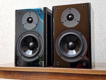 Zvučnici i stereo sistemi: Kompaktni Hi‑Fi bookshelf zvučnici (par) – visokosjajna crna završna — 2