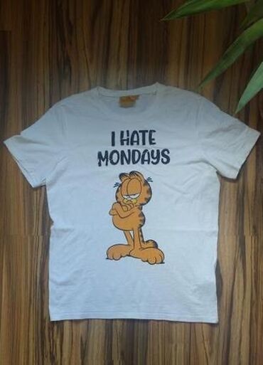 Kurtkalar: Ağ rəngdə, qısaqol, yuvarlaq yaxalı Qarfild "I Hate Mondays" yazılı
