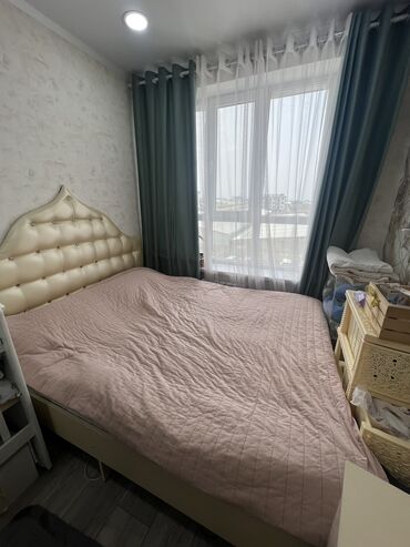 металлические кровать: Спальный гарнитур, Двуспальная кровать, цвет - Бежевый, Б/у