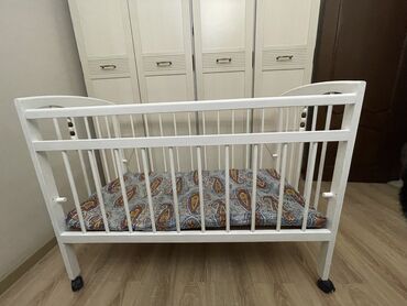 спальные кравать: 🛏️ Продаю детскую кроватку-манеж в отличном состоянии! 🔸 Деревянная