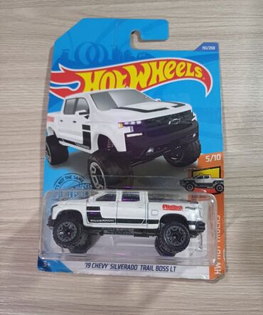 железная машинка: Коллекционная машинка Hotwheels. 19 chevy silverado trail boss lt