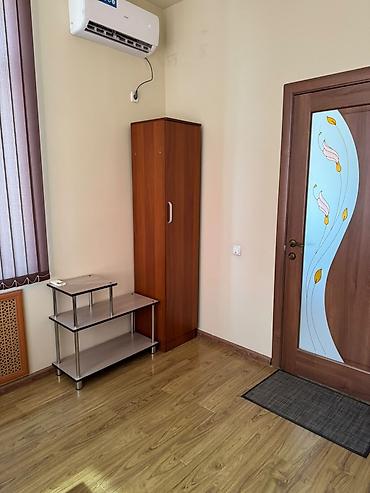 Коммерциялык кыймылсыз мүлктү ижарага берүү: Ижарага Кеңсе бөлмөсү: 10 м², Административдик имаратта, Ремонту менен, Биринчи катар, Өзүнчө кире бериши менен, Унаа токтотуучу жай менен — 2