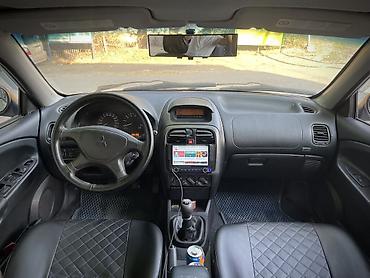 авто салон: Mitsubishi Carisma: 2002 г., 1.6 л, Механика, Бензин, Хэтчбэк — 4
