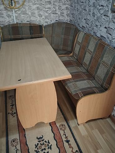 кормящий стол: Кухонный уголок с обеденным столом. размер уголка 160х 130.стол — 1
