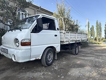 Грузовой бортовой автомобиль малой тоннажности. Особенности: - Кабина — 1