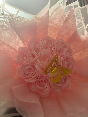 Zərif çəhrayı güllərdən ibarət bəzəkli buket - Rəng: pastel çəhrayı -