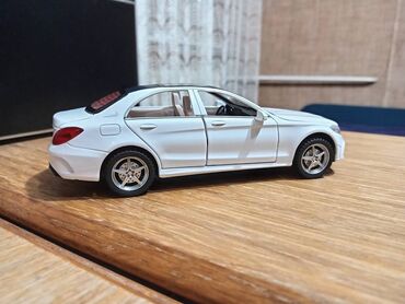 Igračke: Nov metalni model automobila Mercedes C-klasa. Pale mu se prednja i — 11