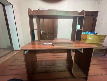 встроенные тумбы под телевизор: Продаю компьютерный стол