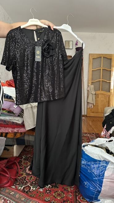 Digər qadın geyimləri: Pulcuqlu üst geyim və maksi ətəkdən ibarət qadın dəsti. Pulcuqlu üst
