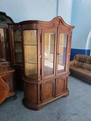 Stilske vitrine: Prelepa vitrina u odlicnom stanju. Visina 210 cm Sirina 150 cm Dubina — 6