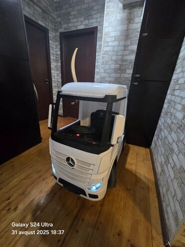 Uşaq üçün elektrik maşınları: Uşaq üçün elektrikli yük maşını – Mercedes-Benz dizaynlı - Rəng — 9