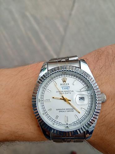 qol korseti: Saat: Rolex Oyster Perpetual Day‑Date stili, gümüşü tonlarda — 2