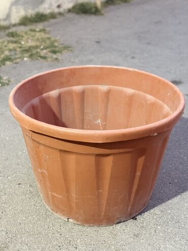 Şlanqlar: Böyük ölçülü plastik çiçək qabı - Material: qalın, yüngül plastik -