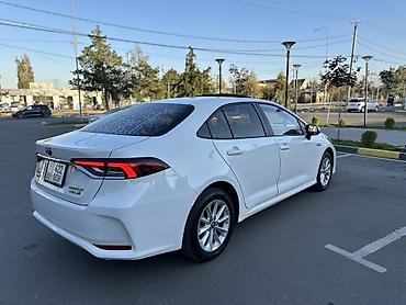 Toyota: Toyota Corolla: 2021 г., 1.8 л, Вариатор, Гибрид, Седан — 3