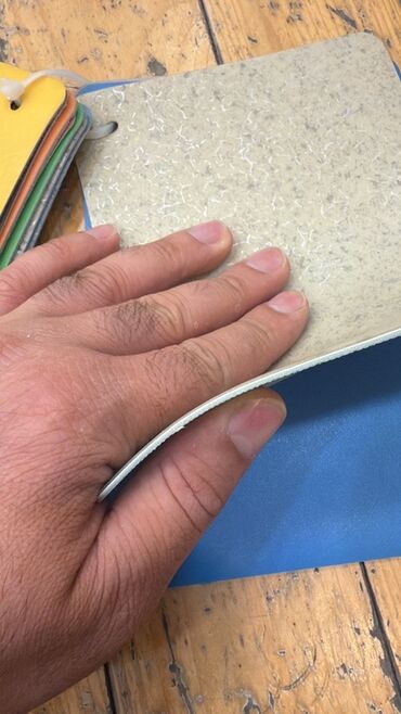 Süni güllər: Müxtəlif rənglərdə və teksturalarda mövcud olan döşəmə nümunələrinin — 13