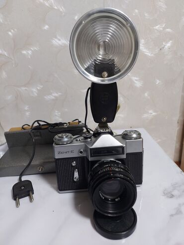 фотоаппарат бу: Легендарный фотоаппарат Зенит-Е со вспышкой, 1971 года,есть паспорт