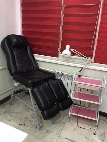 кресла парикмахерские: Срочно сдаю маникюрный стол + педикюрный кресла район Восток 5