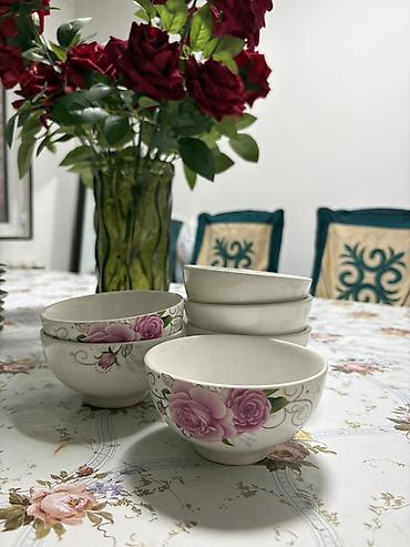 Наборы посуды: Набор столовой посуды из белого фарфора. Состав: - Стопка круглых — 7