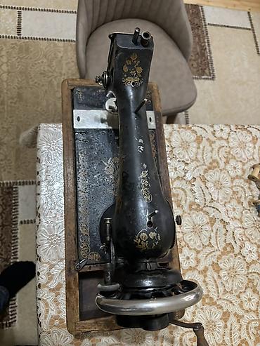 Qədim tikiş maşınları: Antik tikiş maşını – taxta əsaslı, mexaniki (əl qolu ilə işləyən) — 4