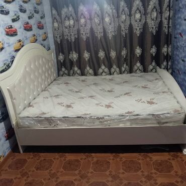 Двуспальные кровати: Двуспальная кровать, Б/у, С матрасом, МДФ, длина - 2100 см