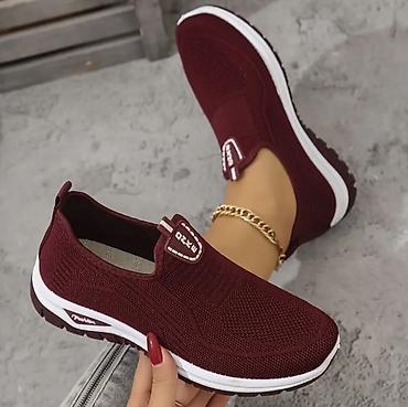Ženske slip-on patike – bordo boja - Lagan, prozračan gornjište od