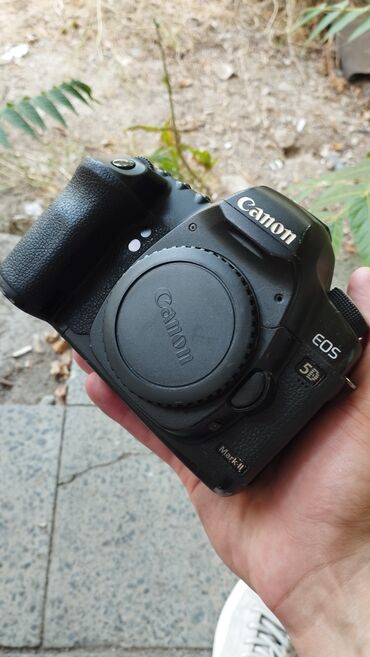 Fotokameralar: Əsas Xüsusiyyətlər: Sensor: 21,1 MP tam çərçivəli CMOS (36 x 24 mm)