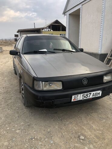 Volkswagen: Volkswagen Passat: 1990 г., 1.8 л, Механика, Бензин, Седан