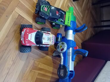 igračke za decu: Dva autica i velika puska,neispravno 😊