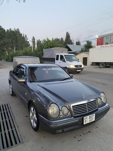 штатная магнитола на мерседес: Седан Mercedes-Benz E430, мокрый асфальт . Обладает классическим и