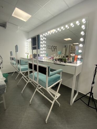 Другое оборудование для салонов красоты: Продаю визажный стол, длинна 2 высота 2 метра, сделано из очень