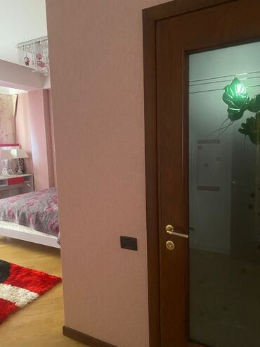 Həyət evləri və villaların satışı: Şəhər mənzərəsinə açılan balkonları olan möhtəşəm fasadlı 4 mərtəbəli — 30