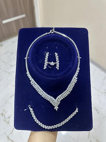 Zircon daşlı zərgərlik dəsti - Tərkibi: boyunbağı, sırğalar (1 cüt)