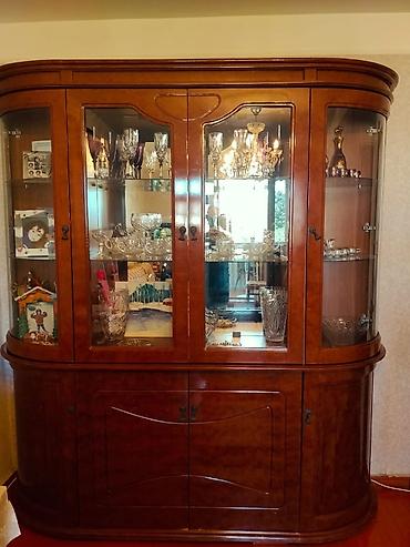 Klassik üslubda vitrin-bufet - Material: laklı ağac (təbii ağac