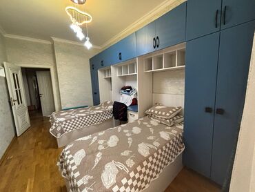 yatağ dəsdi: 2 односпальные кровати, Шкаф