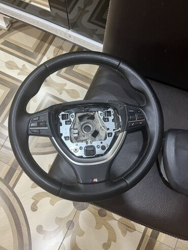 Soyutma və qızdırma sistemləri: BMW modelləri üçün nəzərdə tutulmuş sükan, tünd boz rəngdə və qara
