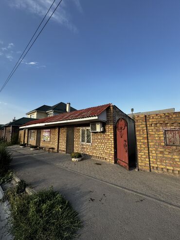 многоквартирный дом барачного типа: Үй, 100 кв. м, 5 бөлмө, Риелтор, Эски ремонт
