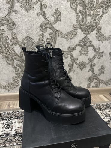 зимная обувь: Ботинки и ботильоны 39, цвет - Черный