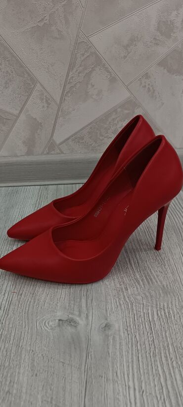 туфли новая не разу не одевала: Tuflilər, Ölçü: 39, rəng - Qırmızı, İşlənmiş