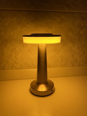 gəc nədir: Silindrik formalı, metal rəngli masaüstü lampa. Yuxarı hissəsindəki