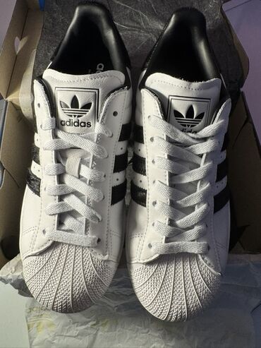 ayaqqabı мокасини: Adidas Superstar idman ayaqqabısı Unisex modeldir, heç geyinilməyib