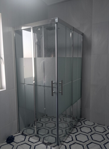 moydadir hamam ucun: Şüşə duş kabinası - Material: qalın temperli şüşə panellər