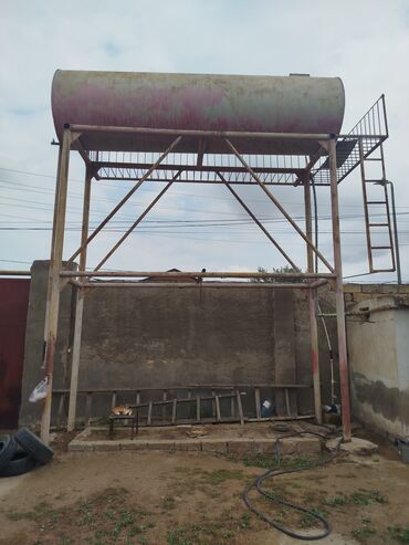 Metalltank və qüllə konstruksiyası - Üst hissədə silindrik metal su