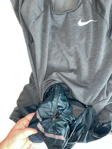 Šuškavci: 2 u 1
Nike duks gornji deo
M veličina
8000din
Iz inostranstva — 11