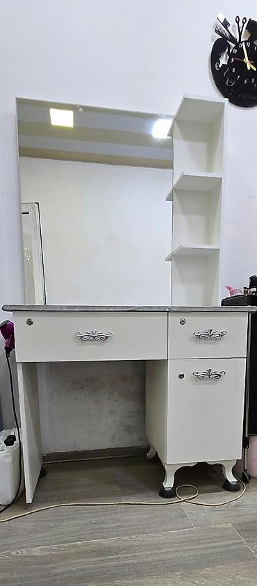 İşlənmiş, Makiyaj üçün masa, Güzgülü lalafo.az -da İşlənmiş, Makiyaj üçün masa, Güzgülü